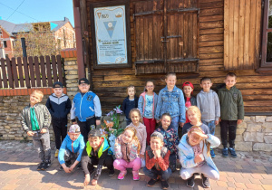 dzieci z grupy V przed budynkiem muzeum - domem rodzinnym Św. Maksymiliana Kolbe
