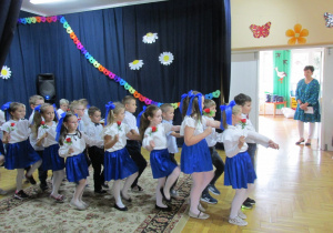 dzieci z grupy V tańczą poloneza