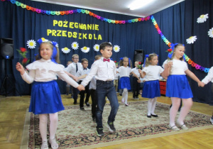 dzieci z grupy V tańczą poloneza