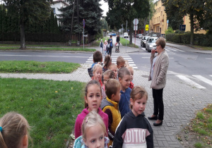 dzieci idą prawą stroną chodnika