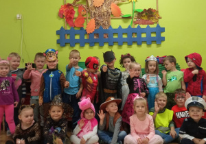 przedszkolaki z grupy II pozują do zdjęcia w kolorowych kostiumach