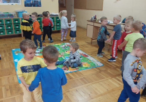 dzieci tańczą w parach w sali