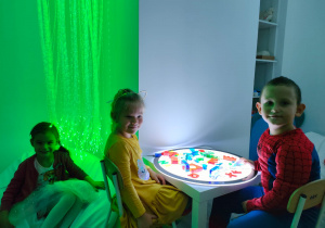 dzieci w sali doświadczania świata - doświadczają światła