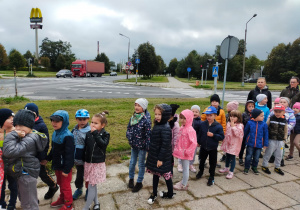 dzieci obserwują ruch uliczny na skrzyżowaniu
