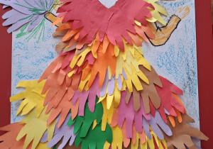 praca plastyczna - pani Jesień - praca wykonana z wyciętych dłoni dzieci z kolorowego papieru w barwach jesiennych