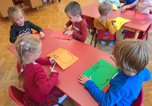 przedszkolaki wycinają puzzle - kolorowe jabłka