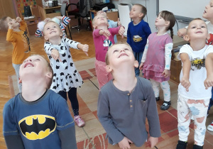 dzieci z grupy VII podczas tańca w Dniu Chłopaka