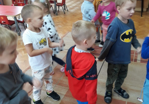 przedszkolaki tańczą w sali