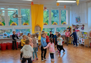dzieci tańczą w parach w sali
