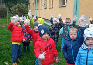 dzieci machają rękami z zalożonymi rękawiczkami
