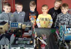 dzieci oglądają wóz straży pożarnej zbudowany z klocków Lego