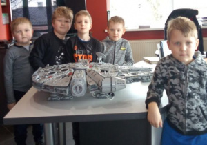 dzieci oglądają statek kosmiczny zbudowany z klocków Lego