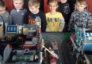 dzieci ogladają miasteczko zbudowane z klocków Lego
