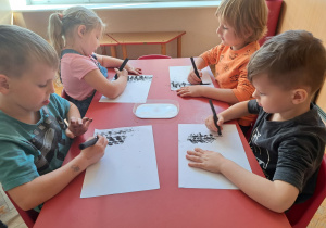 praca plastyczna - dzieci rysują węglem drzewa