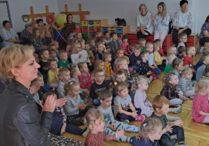 dzieci i nauczycielki oglądają występy przedszkolaków