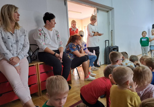 dzieci i nauczycielki oglądają występy przedszkolaków