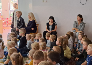 nauczycielki i panie dyrektorki wraz z dziećmi oglądają inne pzredszkolaki podczas występów