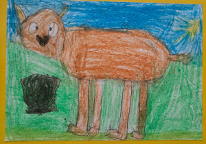 praca plastyczna wykonana kredką pastelową - zdziwiony brązowy pies na łące przed czarnym pojemnikiem