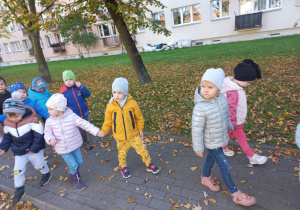 przedszkolaki spacerują parami