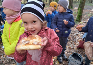 w lesie - słodka przekąska - dzieci w czasie przerwy na posiłek