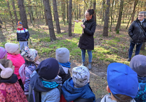 w lesie - nauczycielka czyta dzieciom list od pani Jesieni
