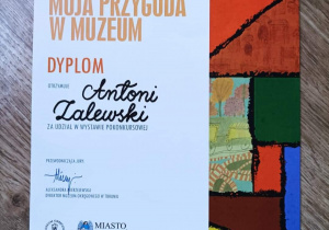 dyplom za udział w wystawie pokonkursowej XLIII Międzynarodowego Konkursu dla Dzieci i Młodzieży "Moja Przygoda w Muzeum" dla Antoniego Zalewskiego z Torunia 2022