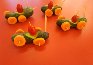 warzywne autka z zielonego ogórka, marchewki, małego pomidorka i wykałaczek