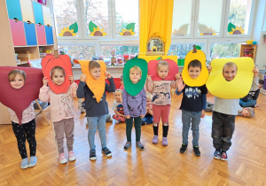 dzieci pozują do zdjęcia w warzywnych i owocowych "maskach"