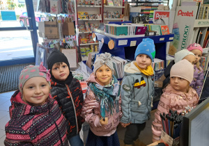 dzieci w sklepie papierniczym