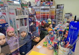 dzieci w sklepie papierniczym