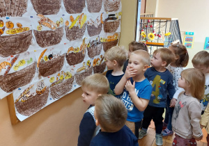 maluszki oglądają galerię prac dzieci poświęconą pieczywu - kosze z pieczywem