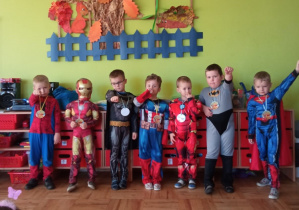 chłopcy przebrani w kostiumy: Batmani, Supermeni, Kapitan Ameryka, Spider Man