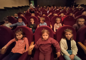 przedszkolaki siedzą w sali teatru
