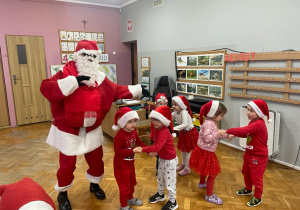 Mikołaj tańczy z dziećmi