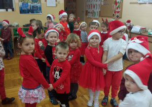 dzieci w czerwonych ubraniach tańczą w parach