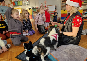 dzieci odpowiadają na pytania zadawane przez opiekunkę psa