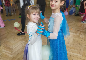 dziewczynki przebrane za księżniczki tańczą w parze