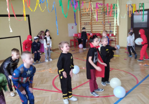 chłopcy tańczą według wskazówek nauczycielek prowadzących zabawę