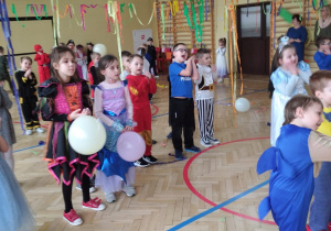 dzieci trzymają balony i tańczą