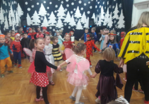 przedszkolaki tańczą razem na sali gimnastycznej
