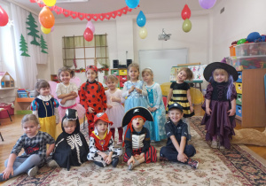 zdjęcie grupowe dzieci w kostiumach karnawałowych