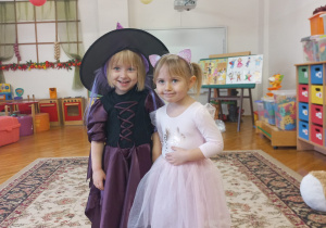 dziewczynki w kostiumach karnawałowych - wróżka i czarownica