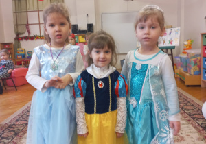 dziewczynki w kostiumach karnawałowych - trzy księżniczki