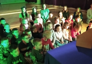 przedszkolaki oglądają teatrzyk przygotowany przez uczniów