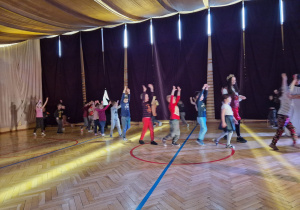 zabawa ruchowa dzieci na sali gimnastycznej z uczniami