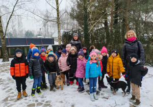 przedszkolaki z nauczycielkami i psami