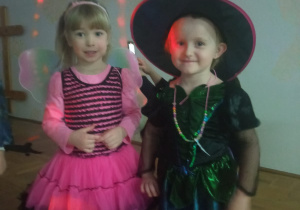 dziewczynki w kolorowych strojach karnawałowych wróżki i czarownicy