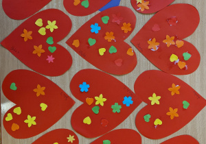 walentynka - papierowe, czerwone serca z naklejonymi kwiatkami i serduszkami