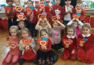 zdjęcie grupowe dzieci z grupy VI z "walentynkami" w kształcie dwóch serc