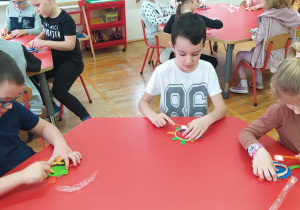 przedszkolaki uczą się myć zęby szczoteczką na modelach zębów